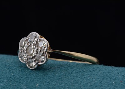 Lot 125 - A diamond cluster dress ring