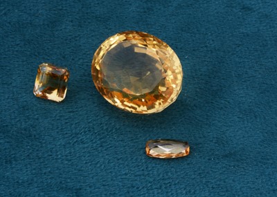 Lot 127 - A large citrine oval mixed cut loose stone