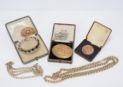 Lot 136 - A collection of costume jewels