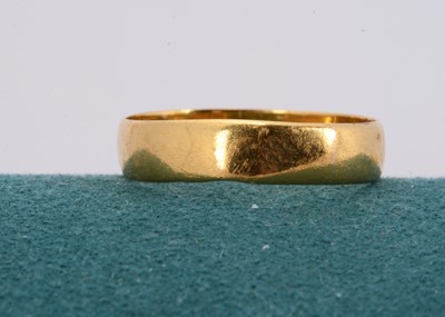 Lot 153 - A 22ct gold flattened wedding band