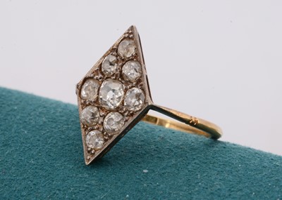 Lot 155 - An Edwardian diamond dress ring