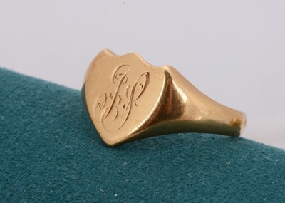 Lot 157 - An early 20th century shield shaped 18ct gold signet ring