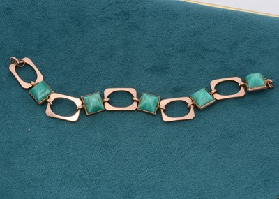 Lot 165 - A continental yellow metal green aventurine quartz bracelet