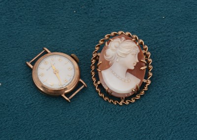 Lot 169 - An oval carved shell cameo brooch