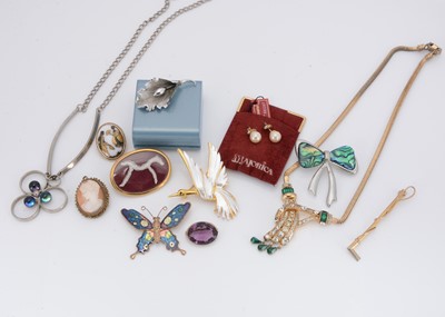 Lot 170 - A small collection of costume jewels