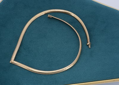 Lot 194 - A 9ct gold wishbone necklace