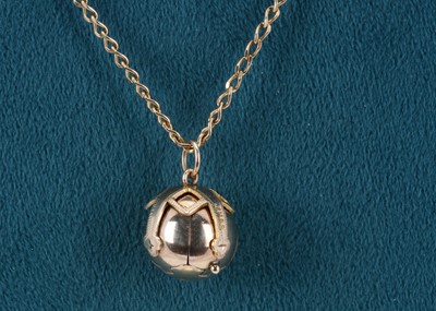 Lot 203 - A 9ct gold necklace and a silver gilt Masonic ball charm