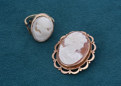 Lot 205 - A carved shell cameo 9ct gold ring