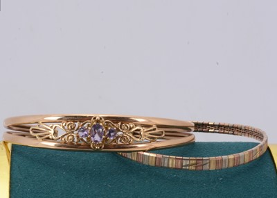 Lot 207 - A 9ct gold amethyst bangle