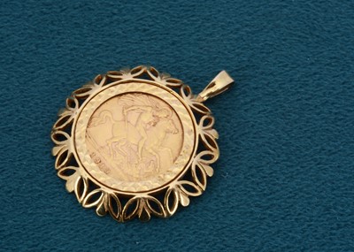 Lot 210 - A George V half sovereign coin pendant