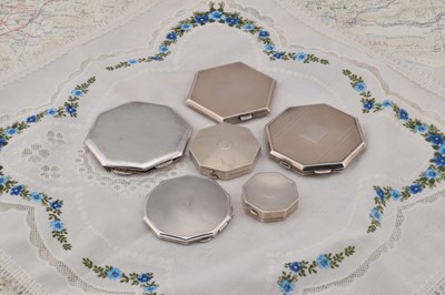 Lot 271 - A collection of silver compacts