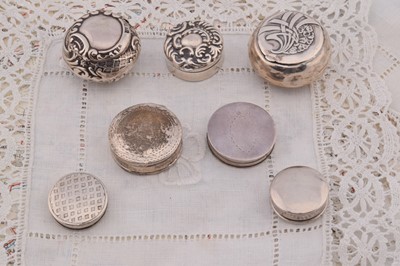 Lot 287 - A collection of silver compacts and pill boxes