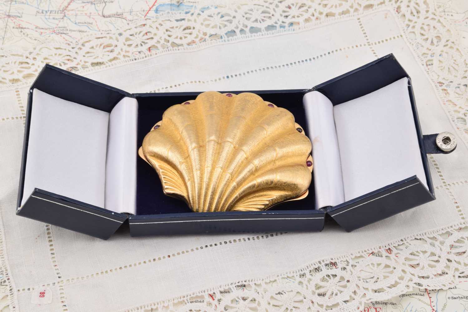 Lot 304 - A 9 carat gold Asprey clam shell compact