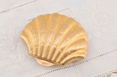 Lot 304 - A 9 carat gold Asprey clam shell compact