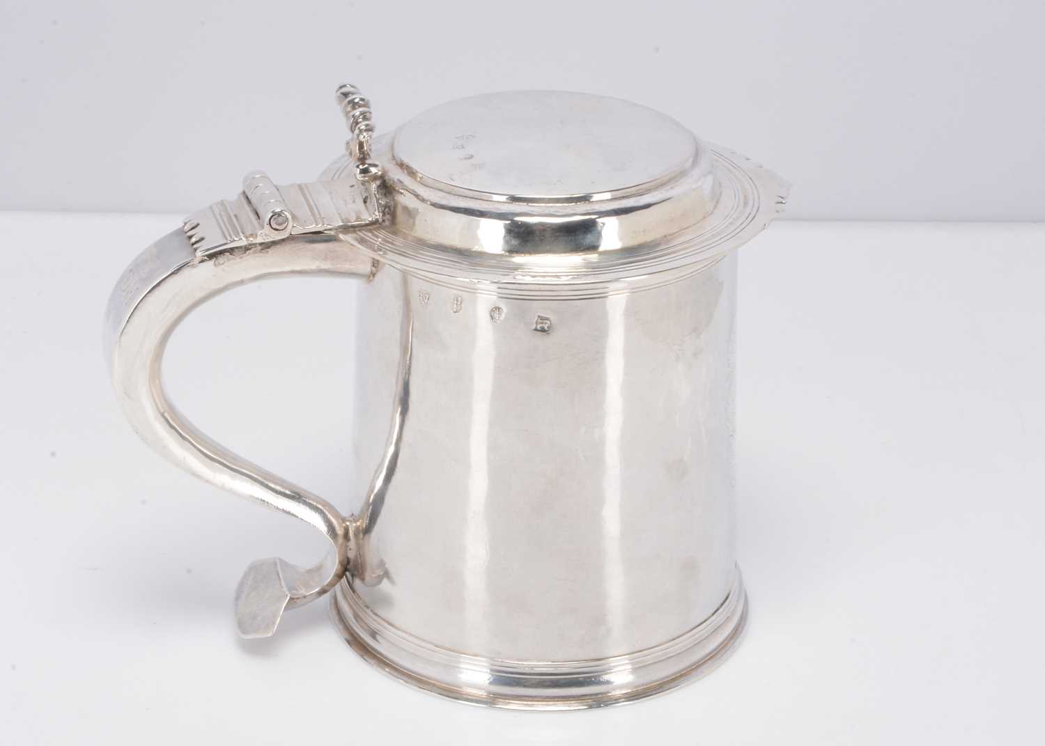 Lot 336 - A late 17th century silver covered tankard by RW