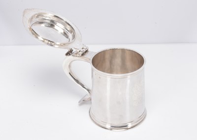 Lot 336 - A late 17th century silver covered tankard by RW