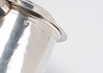 Lot 336 - A late 17th century silver covered tankard by RW