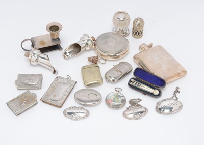 Lot 352 - A collection of small silver plated collectables