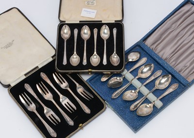 Lot 359 - Two cased sets of George V period silver coffee spoons together with a cased set of six George V silver cake forks