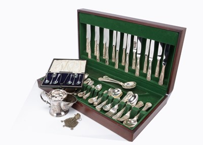 Lot 389 - A canteen of king's pattern silver plated cutlery by New Bridge