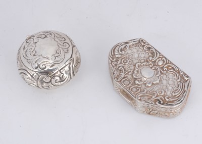 Lot 392 - Two small silver boxes