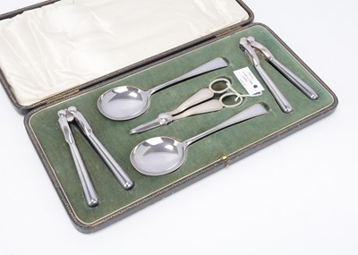 Lot 394 - A George V period cased silver and silver plated serving set