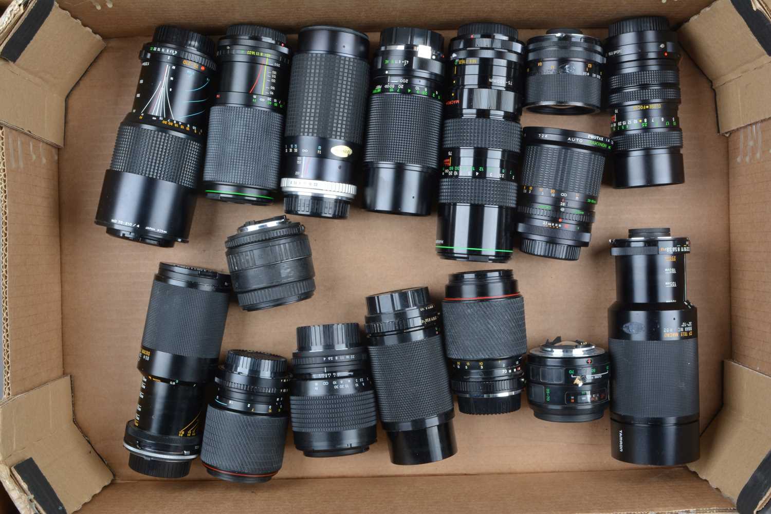 Lot 186 - A Tray of Zoom Lenses