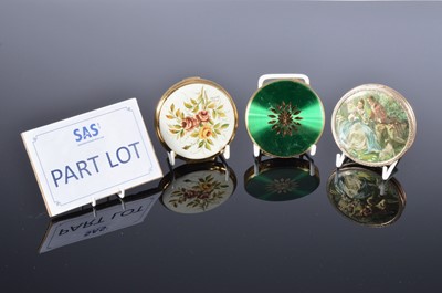 Lot 467 - A collection of 20th century compacts