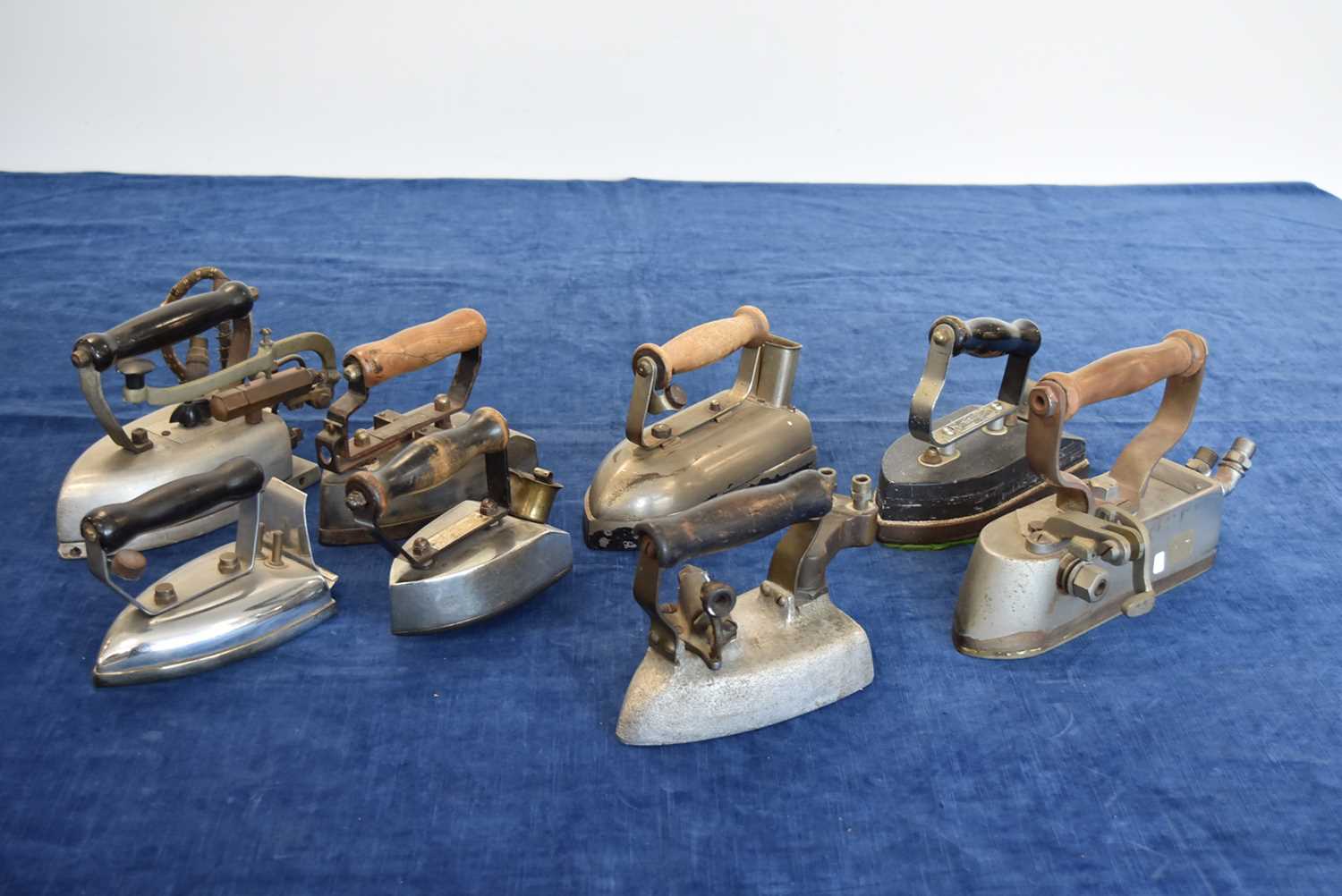 Lot 32 - A collection of vintage irons