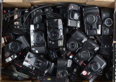 Lot 222 - A Tray of Compact Cameras