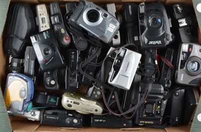Lot 224 - A Tray of Compact Cameras