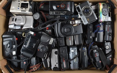 Lot 225 - A Tray of Compact Cameras