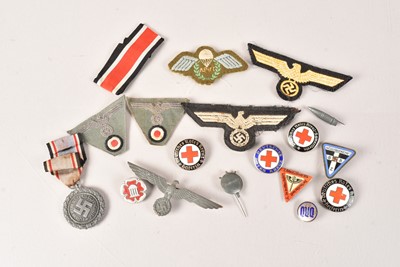 Lot 324 - An assortment of German badges