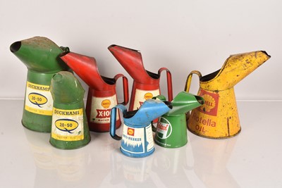 Lot 819 - A collection of Shell Oil Cans