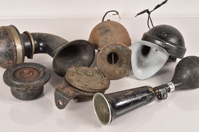 Lot 827 - An assortment of Vintage Car Horns