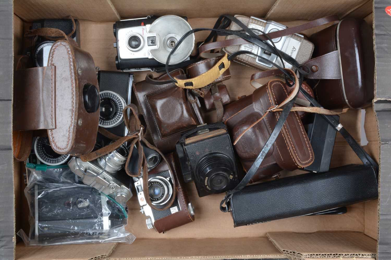 Lot 356 - A Tray of Various Cameras