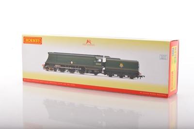 Lot 129 - Hornby 00 Gauge boxed R3436 BR green unrebuilt Merchant Navy Class 35028 'Clan Line' Locomotives and Tender