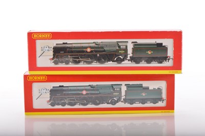 Lot 132 - Pair of Hornby 00 Gauge boxed BR green rebuilt Merchant Navy Class Locomotives and Tenders (2)