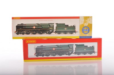 Lot 139 - Pair of Hornby 00 Gauge boxed BR green rebuilt Merchant Navy Class Locomotives and Tenders (2)