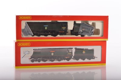 Lot 152 - Pair of Hornby 00 Gauge boxed BR green unrebuilt Battle of Britain Class Locomotives and Tenders (2)