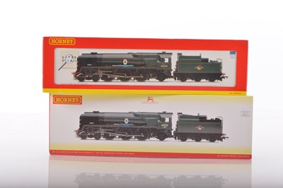 Lot 154 - Pair of Hornby 00 Gauge boxed BR green rebuilt Battle of Britain Class Locomotives and Tenders (2)