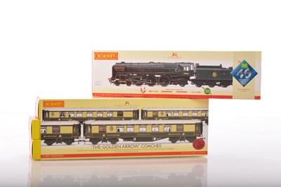 Lot 160 - Hornby 00 Gauge boxed BR green Britannia Class Golden Arrow Locomotive and Tender and Golden Arrow Coach Pack (2)