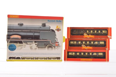 Lot 165 - Hornby 00 Gauge boxed R2079 'Kentish Belle' Train Pack with replacement Locomotive and additional Pullman Coaches, (4)