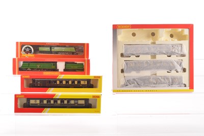 Lot 171 - Hornby 00 Gauge boxed R2279M 'The Thanet Belle' Train Pack coaches only with two replacement Locomotives and additional Pullman Coaches (4)