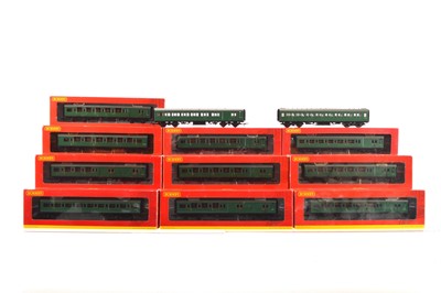 Lot 177 - Hornby 00 Gauge boxed and two unboxed BR green Maunsell Corridor Coaches (12)