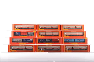 Lot 195 - Hornby 00 Gauge boxed Freightliner and others Container Wagons (12)