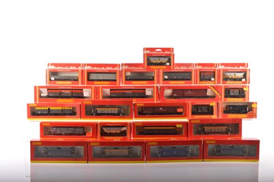 Lot 198 - Hornby 00 Gauge boxed Railfreight Hoppers and other wagons (24)