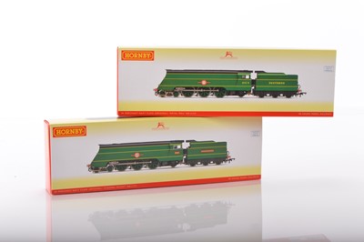 Lot 237 - Pair of Hornby 00 Gauge boxed SR green unrebuilt Merchant Navy Class Locomotives and Tenders (2)