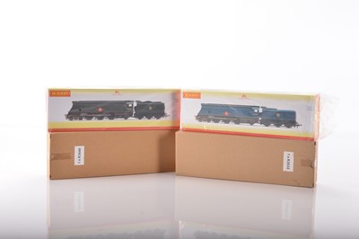 Lot 239 - Pair of Hornby 00 Gauge boxed BR blue and green unrebuilt Merchant Navy Class Locomotives and Tenders (2)