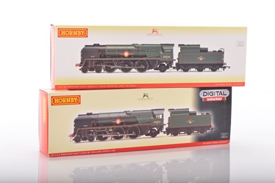 Lot 240 - Pair of Hornby 00 Gauge boxed BR green rebuilt Merchant Navy Class Locomotives and Tenders one with sound (2)